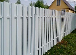 Забор из белого евроштакетника для 10 соток