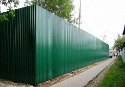 Забор из профлиста зеленого цвета С21 RAL 6005 10 м